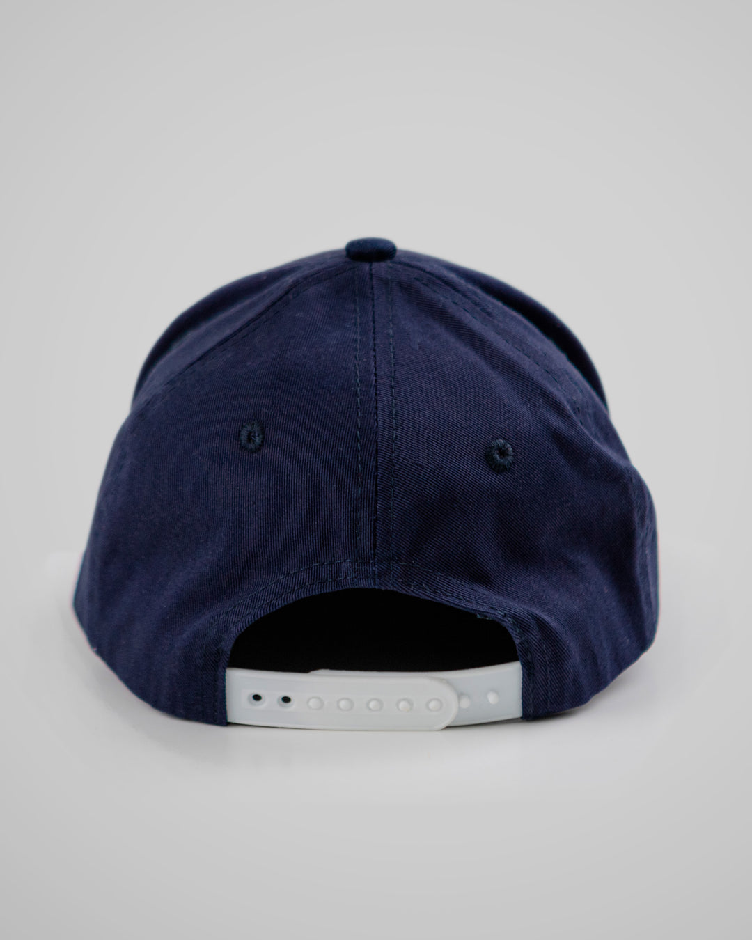 Navy blue cap with a white brim on a light gray background #color_midnight